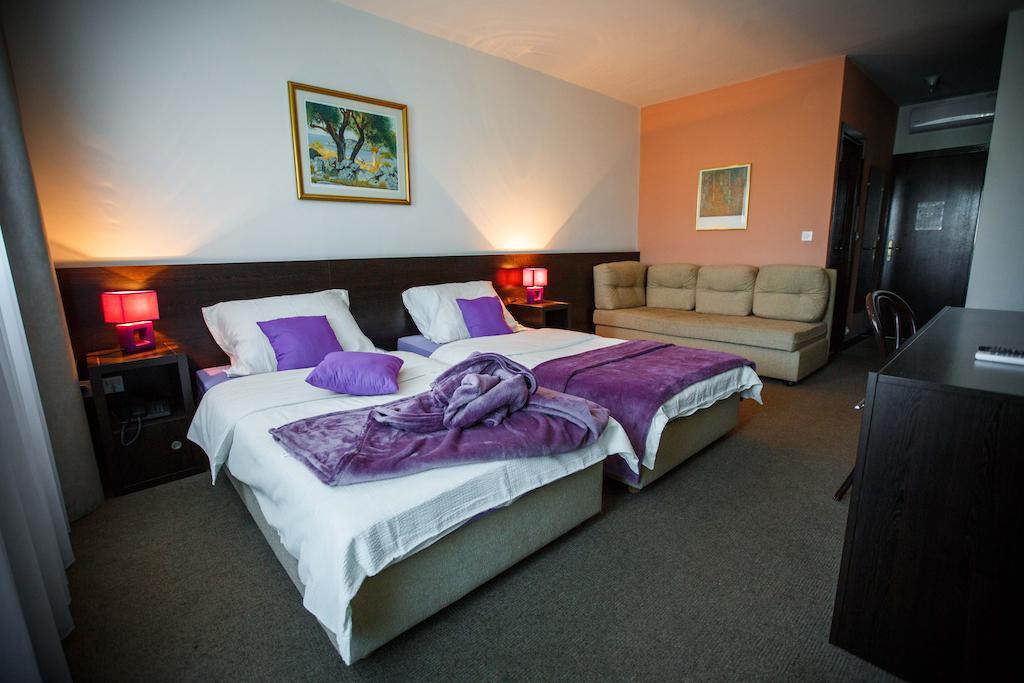 Hotel Sv. Mihovil Триль Экстерьер фото